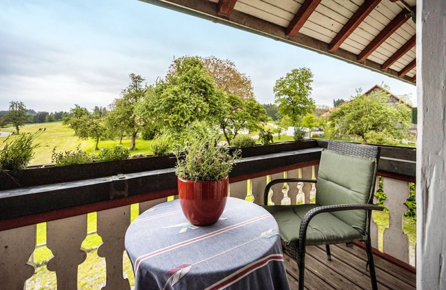 Ferienwohnung 'Klosterhof Eggenreute' mit Bergblick