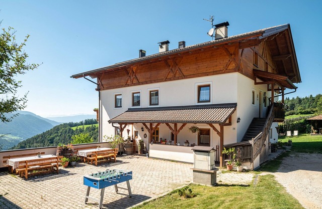 Ferienwohnung 'Mongaduierhof Apt Tschafon' mit Bergblick, Gemeinschaftsgarten und WLAN