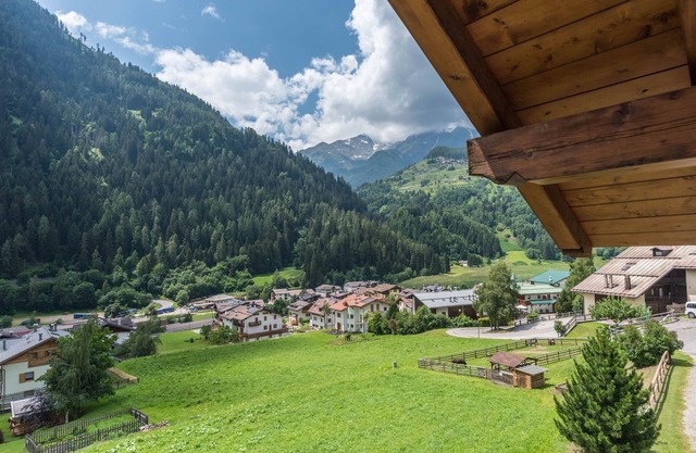 Ferienwohnung "Bamby - Vioz" mit Balkon, Garten & Bergblick