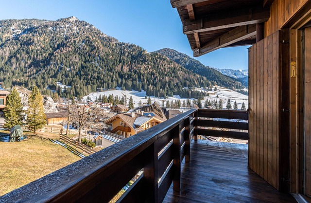 Ferienwohnung "Ciasa Apelli" mit Bergblick und Terrasse