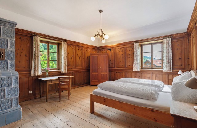 Ferienwohnung 'Ansitz Baumannhof Erker Suite' mit Bergblick, Gemeinschaftsgarten und WLAN