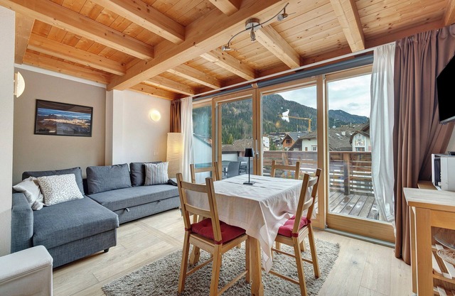 Ferienwohnung 'Ciasa Irene Mansarde' in der Nähe der Skipisten mit Terrasse und Bergblick