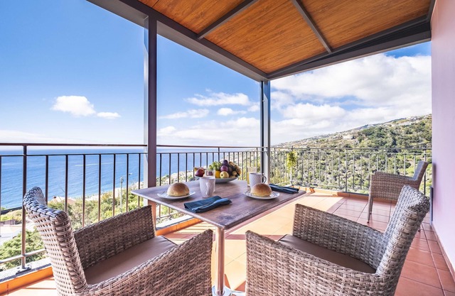 Ferienwohnung - Hervorragender Meer- und Bergblick mit großer Terrasse