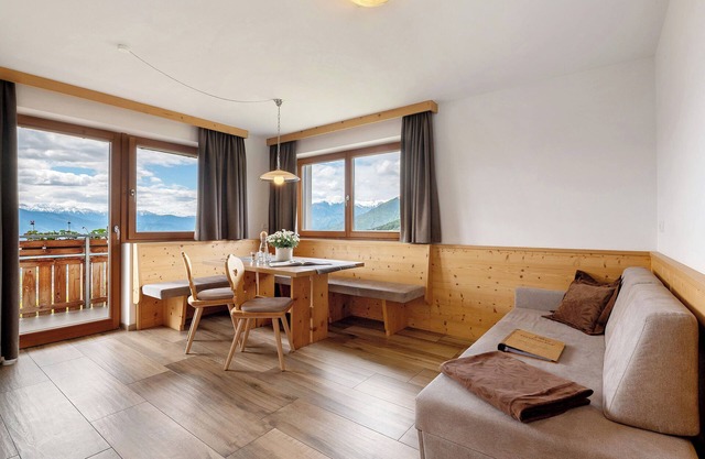 Ferienwohnung 'Forchnerhof Apt Rose' mit Bergblick, Gemeinschaftsgarten und WLAN
