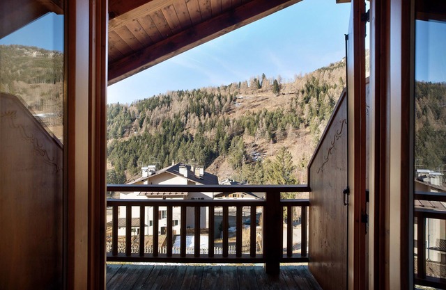"Foresto Holiday Apartments Bilocale" mit Bergblick, Pool, Sauna, WLAN, Balkon und Garten