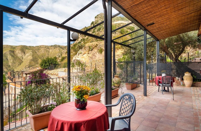 Ferienwohnung 'Garden Cottage I Dammusi - Ulivo' mit Bergblick, Gemeinschaftspool und WLAN