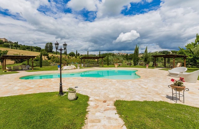 Ferienhaus Tiziana, 4 Wohnungen und einem großen Pool in Mondavio, 20 km vom Meer - FeWo Fiori Rossi