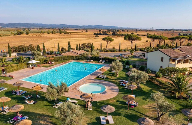 Ferienwohnung in einer Residenz mit Pool und Grünanlage
