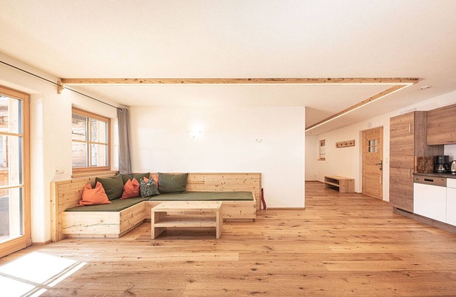 Ferienwohnung "Kofler Zw Den Wänden Apt Zirm" mit Bergblick, Gemeinschaftsgarten und WLAN