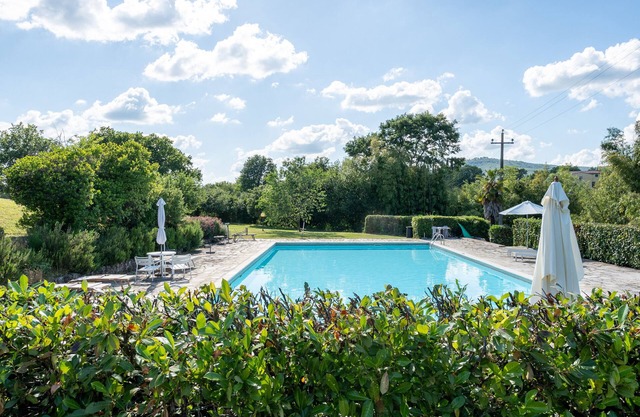 Holiday Apartment "La Casina Di Tina" with Shared Pool, Private Garden & Wi-Fi