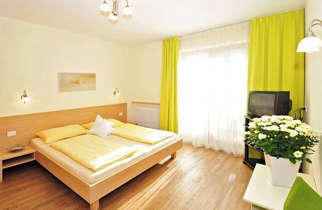 Ferienwohnung "Mignon 4" mit Bergblick, gemeinsamem beheizten Pool und WLAN