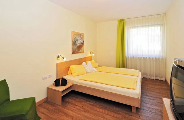 Ferienwohnung "Mignon 3" mit Bergblick, gemeinsamem beheizten Innenpool und WLAN
