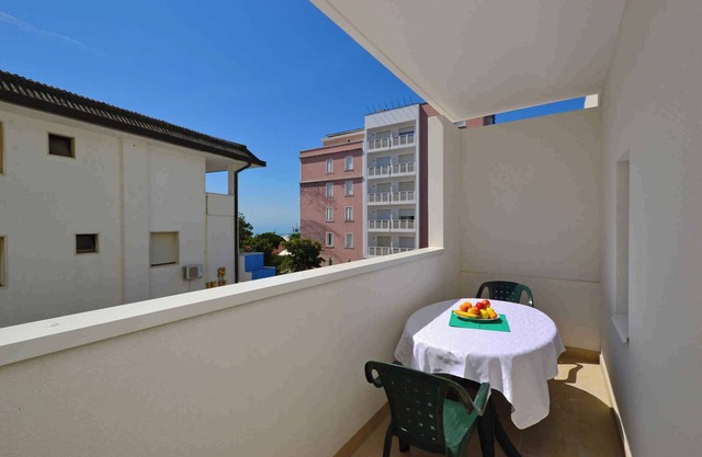 Holiday apartment mit Klimaanlage und Balkon