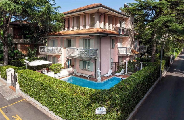 Ferienwohnung auf zwei Etagen mit Balkon und Pool