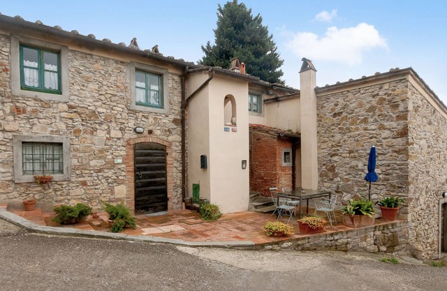 Holiday Apartment 'Poggio Alla Pieve - Blu' with Shared Pool, Shared Garden & Wi-Fi