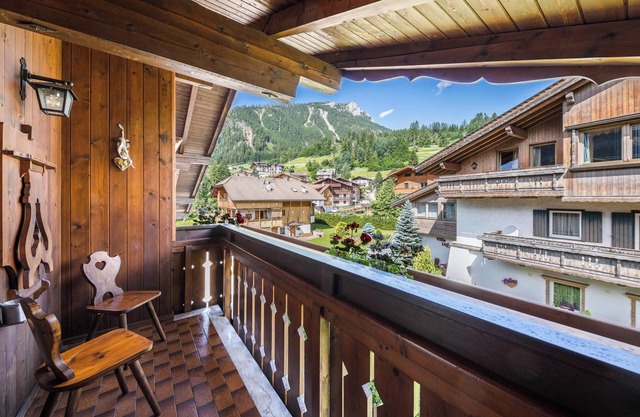 Ferienwohnung "Residenz Lastè Roda de Vael" mit Bergblick