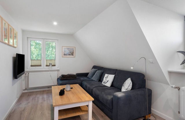 Holiday Apartment 'Ronnie Woodward' with Shared Terrace, Communal Garden and Wi-Fi