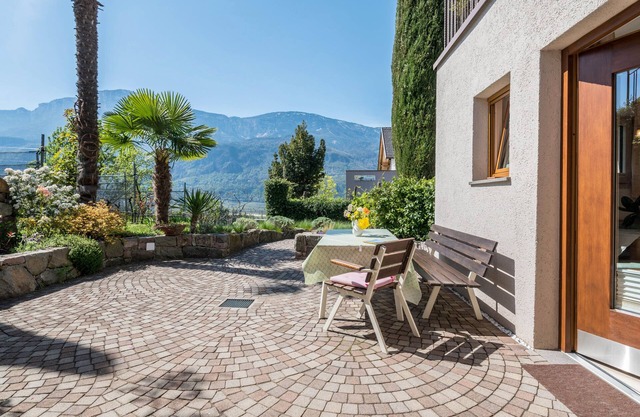 Ferienwohnung "Rosengarten A" mit Bergblick, privater Terrasse und WLAN