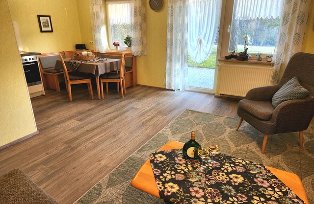 Ferienwohnung 'Scheurebe' mit privatem Balkon, Gemeinschaftsterrasse und Gemeinschaftsgarten