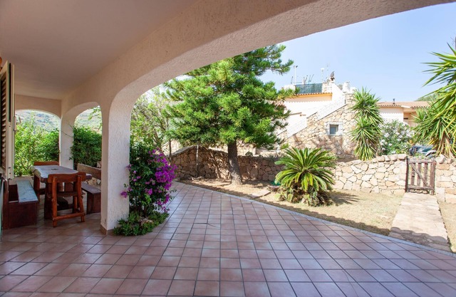 Ferienwohnung Vacanza a San Teodoro mit Balkon, Garten und Terrassen; Parkplätze vorhanden