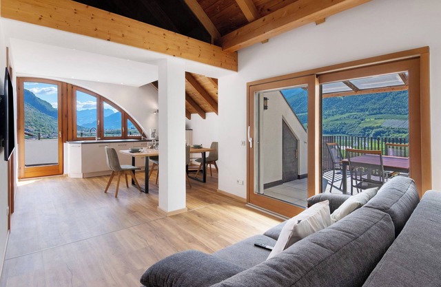 Ferienwohnung 'Vinlauris B' mit Bergblick, Wi-Fi und Klimaanlage