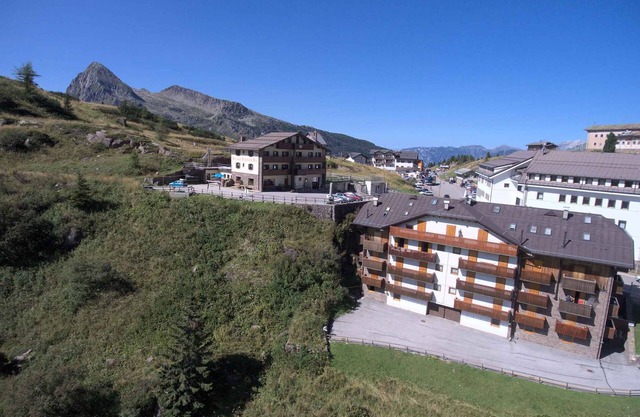 Ferienwohnung mit Blick vom Balkon auf die Dolomiten