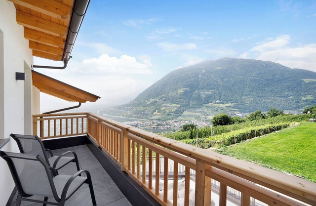 Ferienwohnung "Weinberg" mit Bergblick, WLAN, Terrasse, Balkon & Garten