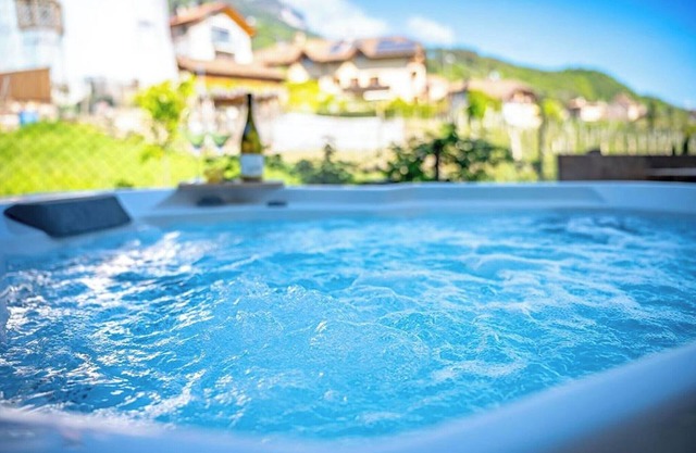 Ferienwohnung "Weingut Lahn Zu Eppan Apt Garten" mit Bergblick, Privatem Garten und Whirlpool