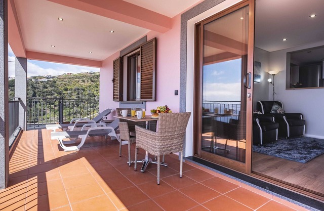 FerienWohnung- mit großer Terrasse mit spektakulärem Meer- und Bergblick