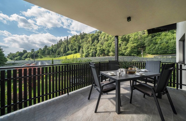 Ferienwohnung "Wiesgut Jonagold" mit Bergblick, privater Terrasse und WLAN