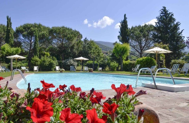 Holiday apartment with outdoor pool and WiFi