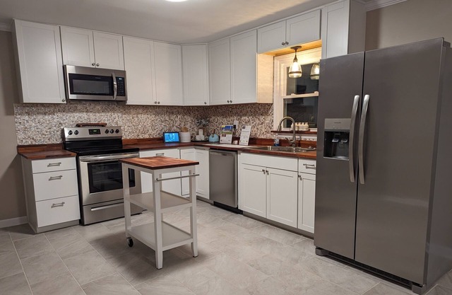 Holiday at the farmhouse. Pet-Friendly! 20 min from downtown Huntsville!