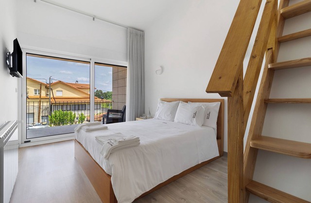 Urlaubsschlafzimmer 'Quarto com Mezzanine Cabeço' mit Bergblick, WLAN und Klimaanlage.