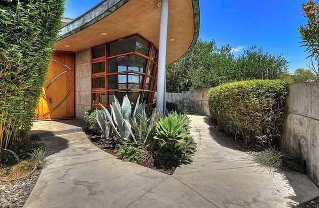 Holiday Discount..Great Architectural Design with views 3-bedroom Laguna Beach