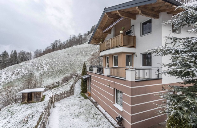 Ferienwohnung 'Chalet Berger' mit Bergblick, Gemeinschaftsgarten und WLAN