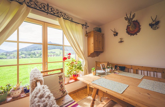 Ferienwohnung 'Wolfgangsee' mit Bergblick, Gemeinschaftsterrasse und Wi-Fi