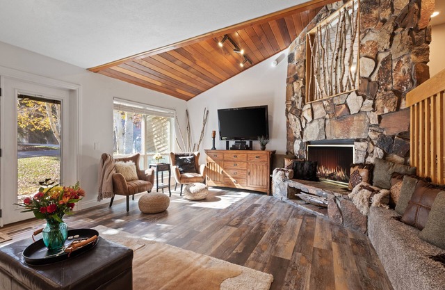 Holiday Getaway - Centrally Located Park City Townhome with Private Hot Tub + Quail Meadows 23