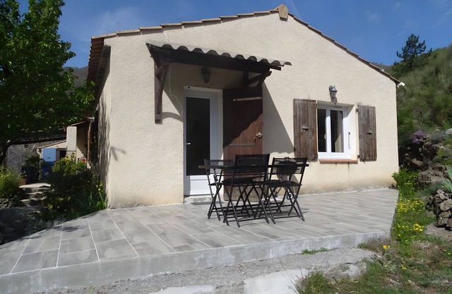 Ferienhaus 'Les Iris' mit Bergblick, privater Terrasse und WLAN