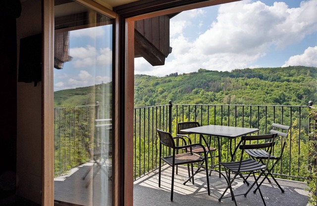 Ferienhaus 'La Corte di Langa Alloggio Ambra' mit Bergblick, Gemeinschaftspool und WLAN