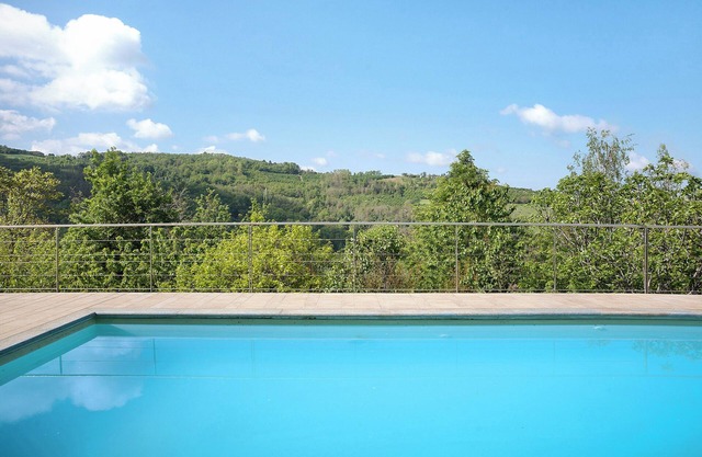 Ferienhaus 'La Corte di Langa Alloggio Rubino' mit Gemeinschaftspool und WLAN