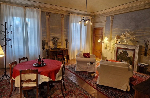 Historisches Ferienhaus mit Fresken und Terrasse