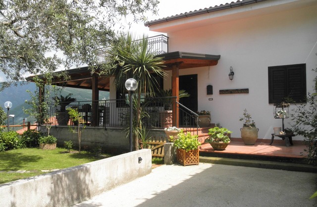 Haus in ein paar Kilometer von der Halbinsel von Sorrent mit Garten und Parkplatz