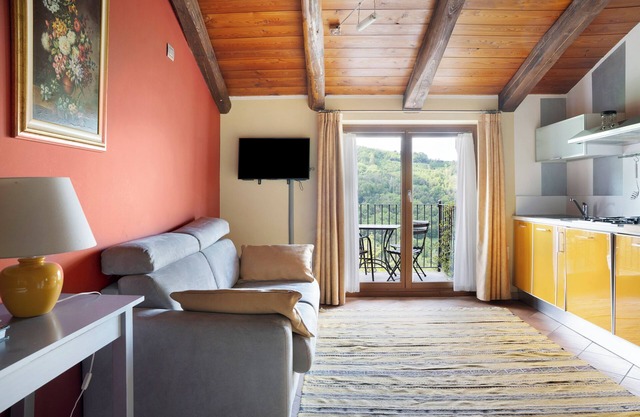 Ferienhaus 'La Corte di Langa Alloggio Topazio' mit Gemeinschaftspool und WLAN