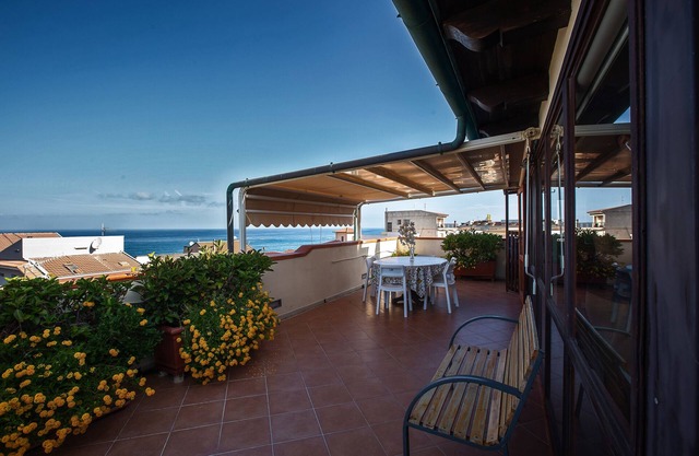 Haustierfreundliches Ferienhaus 'Attico Sul Mare' mit Meerblick, Terrasse und WLAN