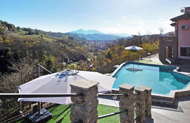 Ferienhaus "Baia Di Campo" mit Gemeinschaftspool, privatem Garten und WLAN