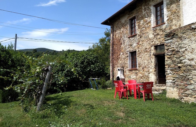 Ferienhaus 'Ca' Rionda' mit Bergblick, Privatem Garten und Wi-Fi