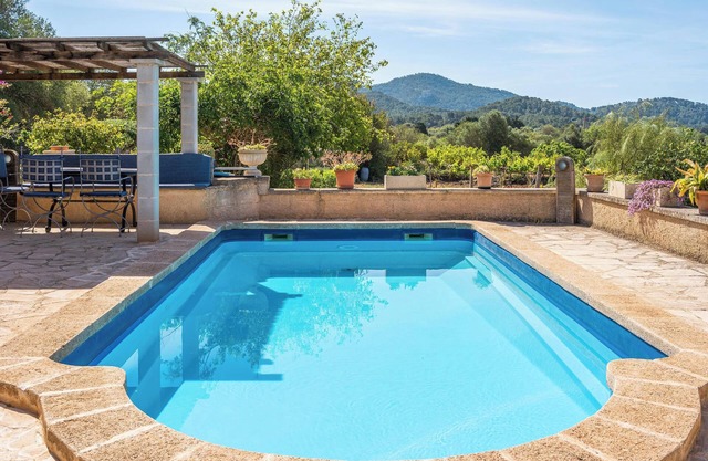 Ferienhaus 'Can Tries' mit Bergblick, privatem Pool und WLAN