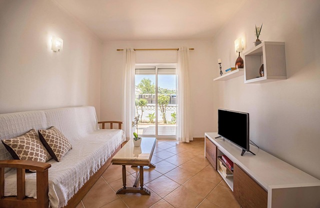 Ferienhaus Casa Bege T2 mit Gemeinschaftspool, Gemeinschaftsgarten, Terrasse & Wi-Fi