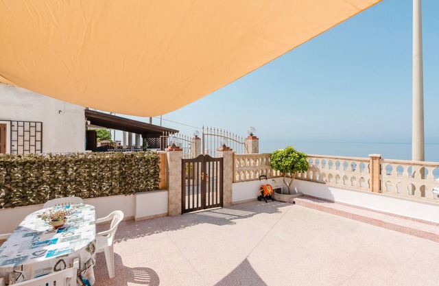 Ferienhaus 'Casa Damari-Fronte Spiaggia' mit Meerblick und privater Terrasse