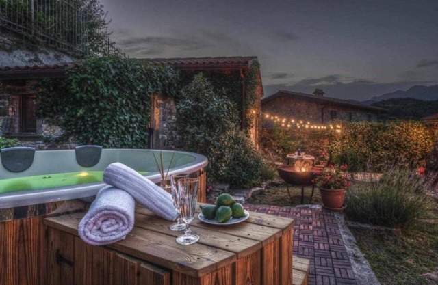 Ferienhaus 'Casale La Compagnia' mit Bergblick, privatem Garten und WLAN